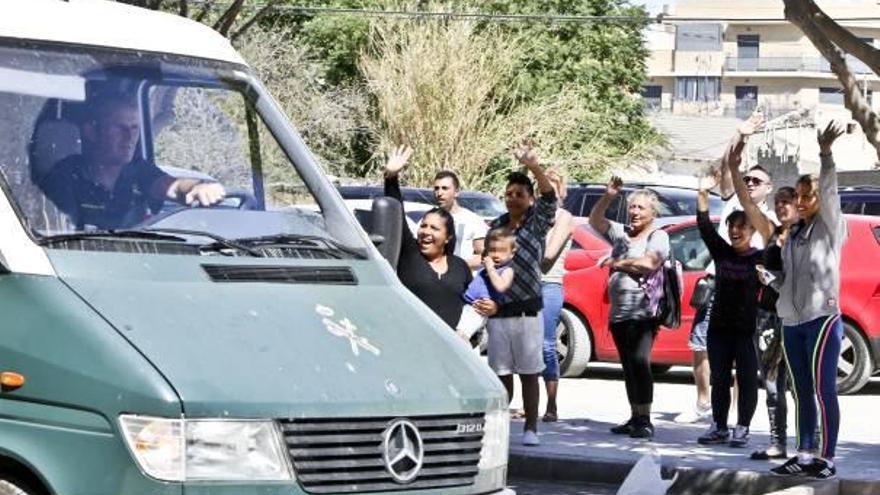 Familiares de uno de los detenidos saludan al furgón policial ayer a la salida de los juzgados