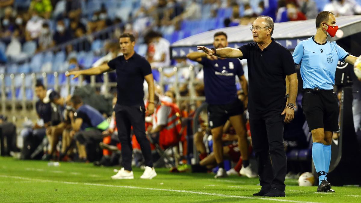 Juan Ignacio Martínez dando instrucciones durante el partido del Real Zaragoza contra el Cartagena