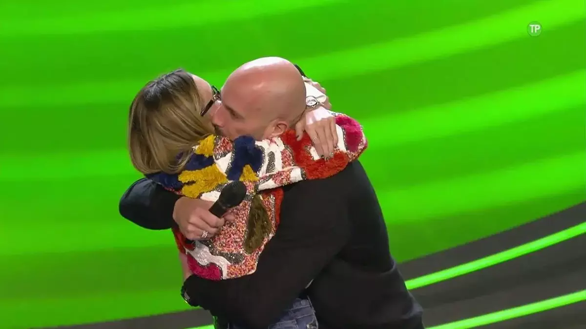 Grecia y Pepe Reina se funden en un emotivo abrazo en el programa &#039;Idol Kids&#039;.