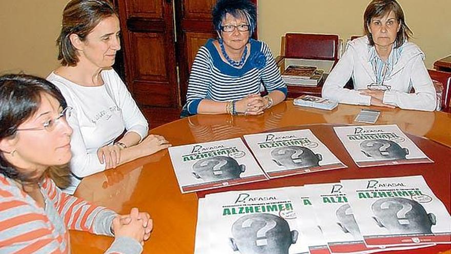 Dolores García, Ana Lorenzo y Sofía Beiras, ayer por la mañana en el Ayuntamiento de Vilagarcía.