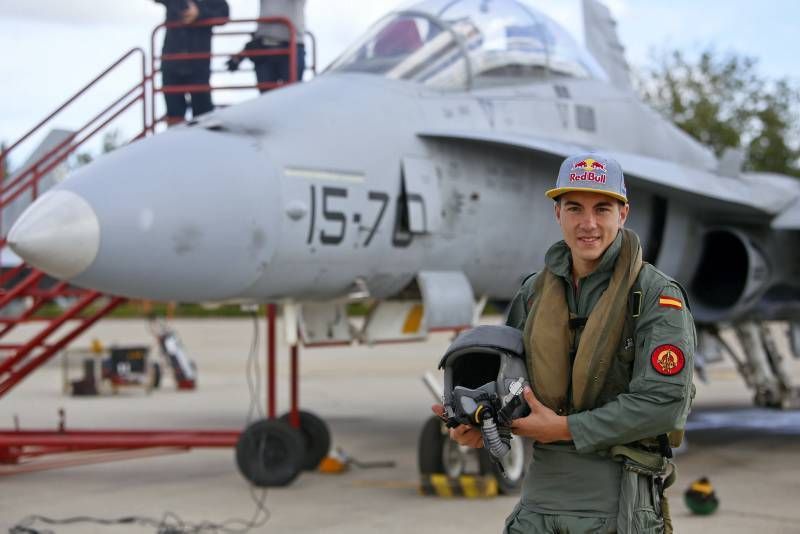 Maverick Viñales se monta en un F-18 en la Base Aérea de Zaragoza