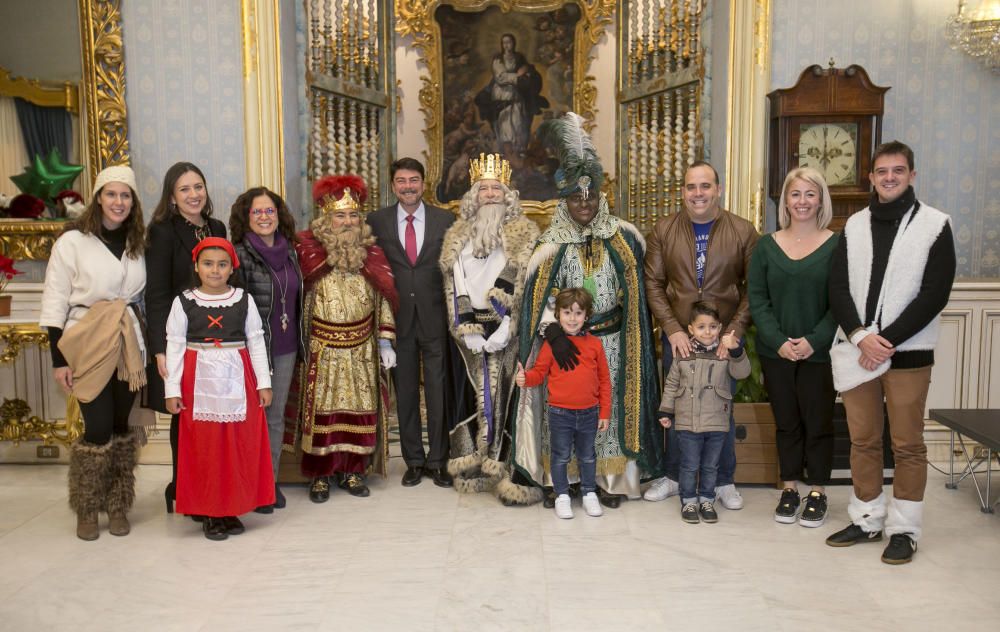 Los Reyes Magos reparten ilusión por la ciudad de Alicante.