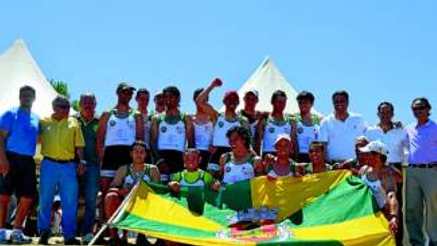 Gran ambiente en la regata de exhibición de traineras &#039;San Juan&#039; en el embarcadero de Olivenza