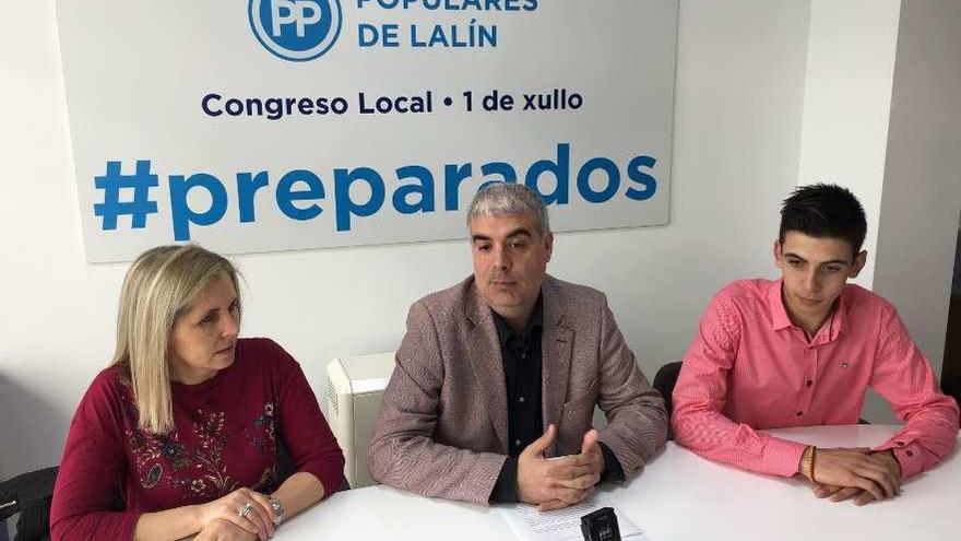 Paz Pérez, Javier Blanco y Avelino Souto, ayer, en la sede del partido.