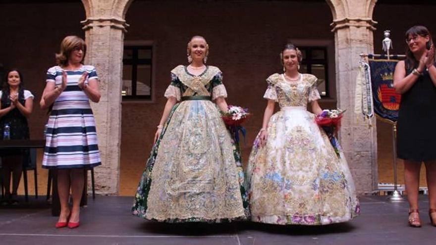 La alcaldesa, las falleras y la concejala.