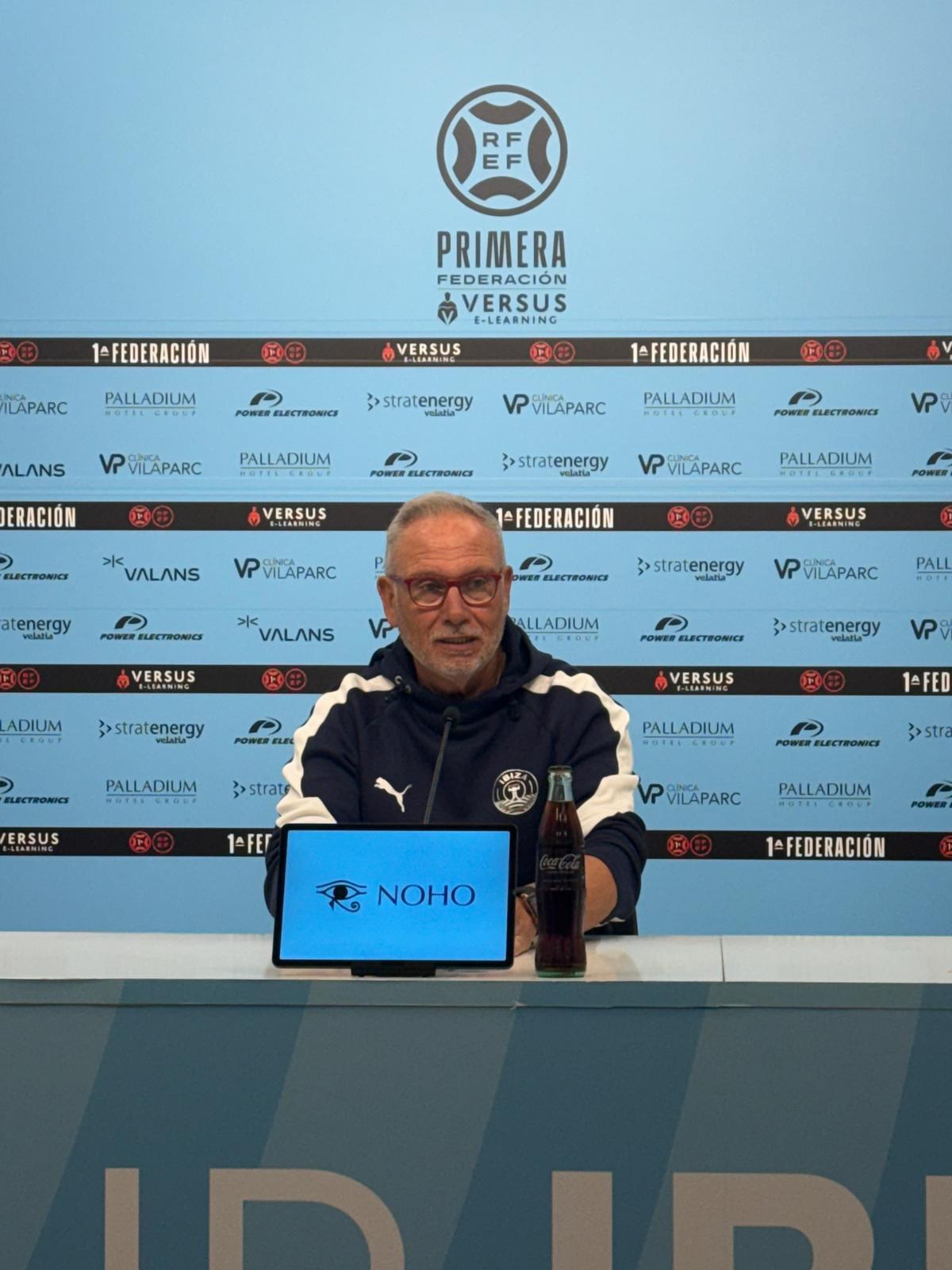 Imagen de Miguel Álvarez en la rueda de prensa posterior al partido ante el Juventud Torremolinos