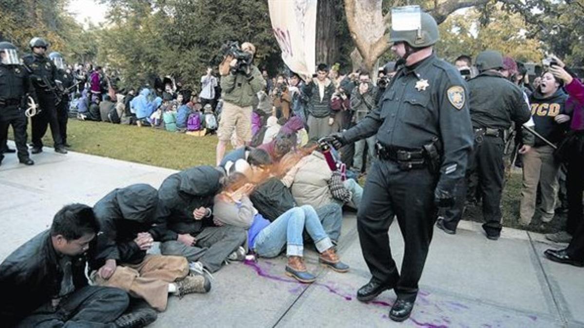 Directo a la cara 8 Un agente de policía lanza gas pimienta a los estudiantes de la Universidad de California en Davis, el pasado viernes.