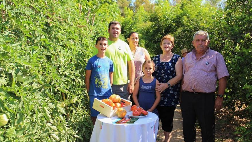 La familia García Díaz, en su finca del Guadalhorce.