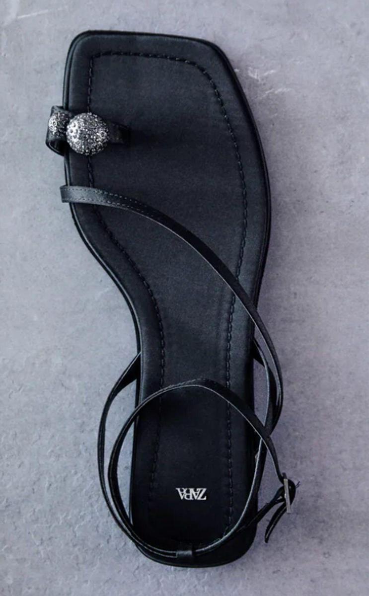 Sandalia plana de Zara con detalle joya parecido a un anillo