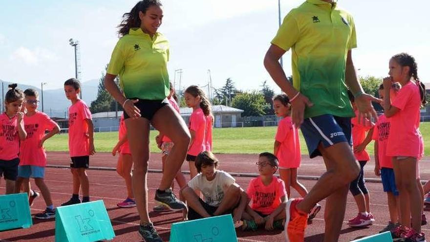 Los niños disfrutaron con la clase especial de atletismo. // Cedida