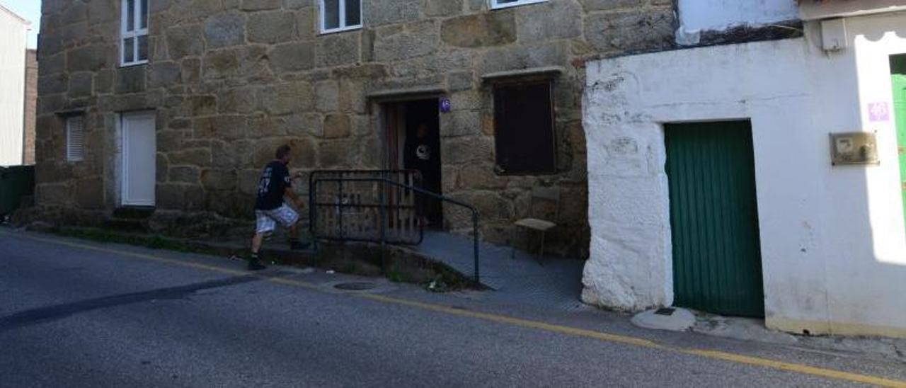 Una persona accede a la vivienda okupada, ayer por la tarde . |   // G.NÚÑEZ