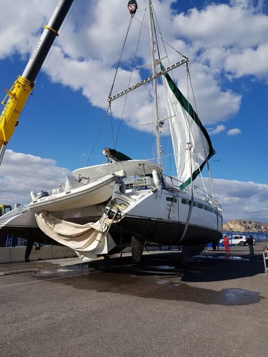 El catamarán afectado por el incendio.