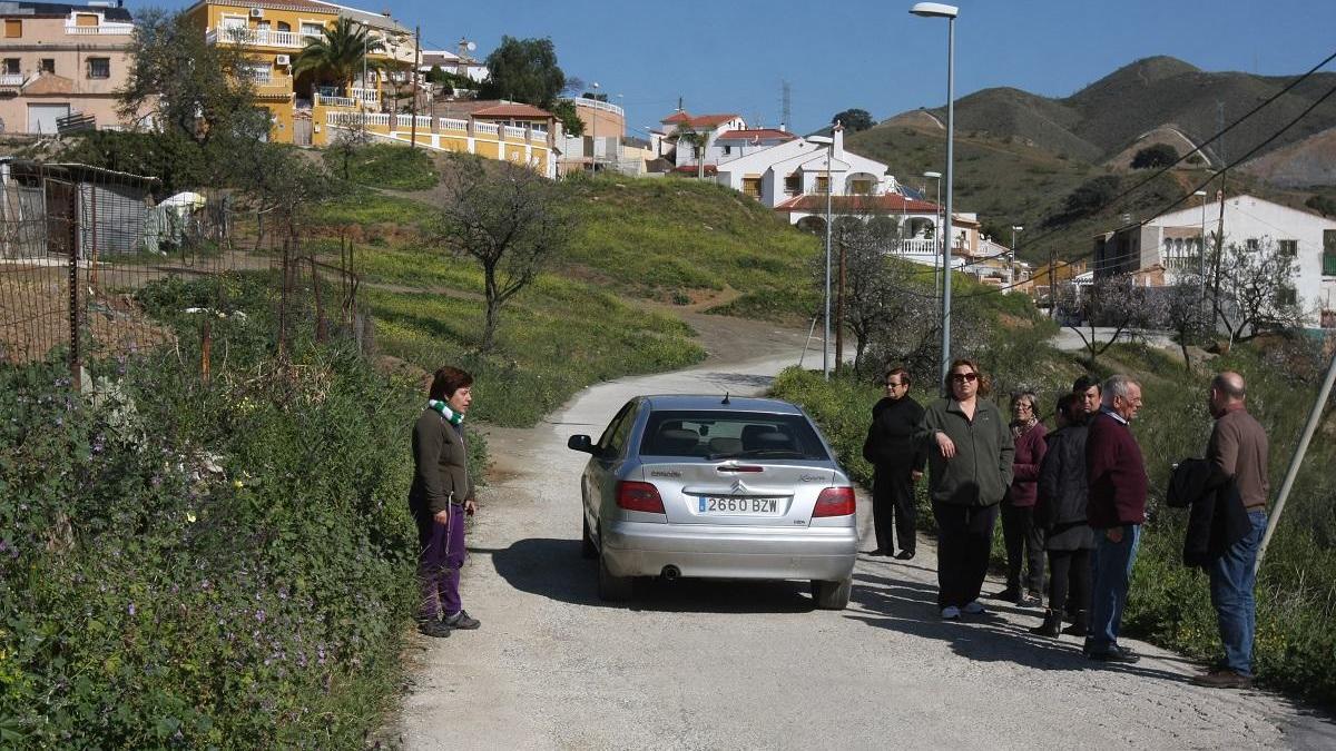 Vecinos de la barriada del Chaparral, a la que se accede por el Carril de Orozco.