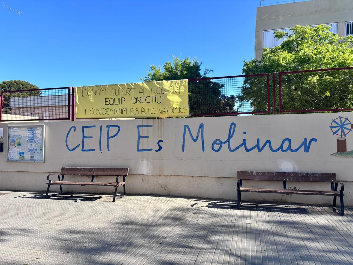 Pancarta de apoyo en el CEIP Es Molinar, este lunes.