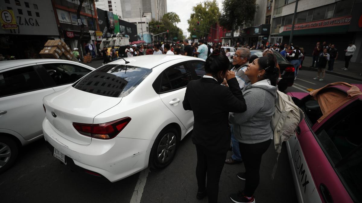 Ciudadanos en las calles tras sentir el terremoto de México.