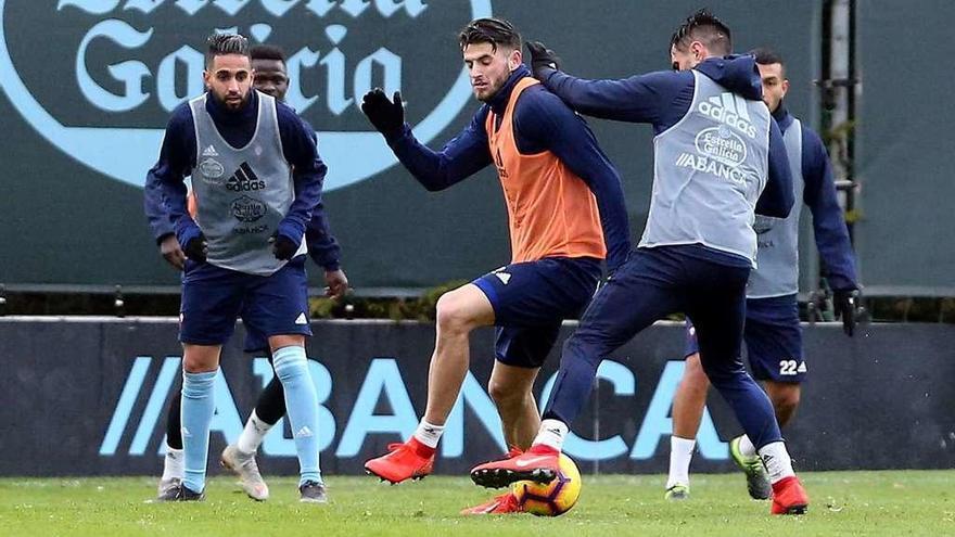 Boudebouz (izquierda), Wesley Hoedt y David Costas, ayer, durante el entrenamiento del Celta en A Madroa. // Marta G.Brea