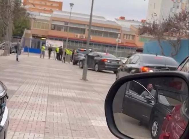 Los coches de los diputados no pueden abandonar la Asamblea por el bloqueo de los agricultores