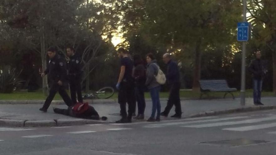 Agentes de la Policía Local atienden esta mañana al ciclista atropellado en la Porta des Camp.