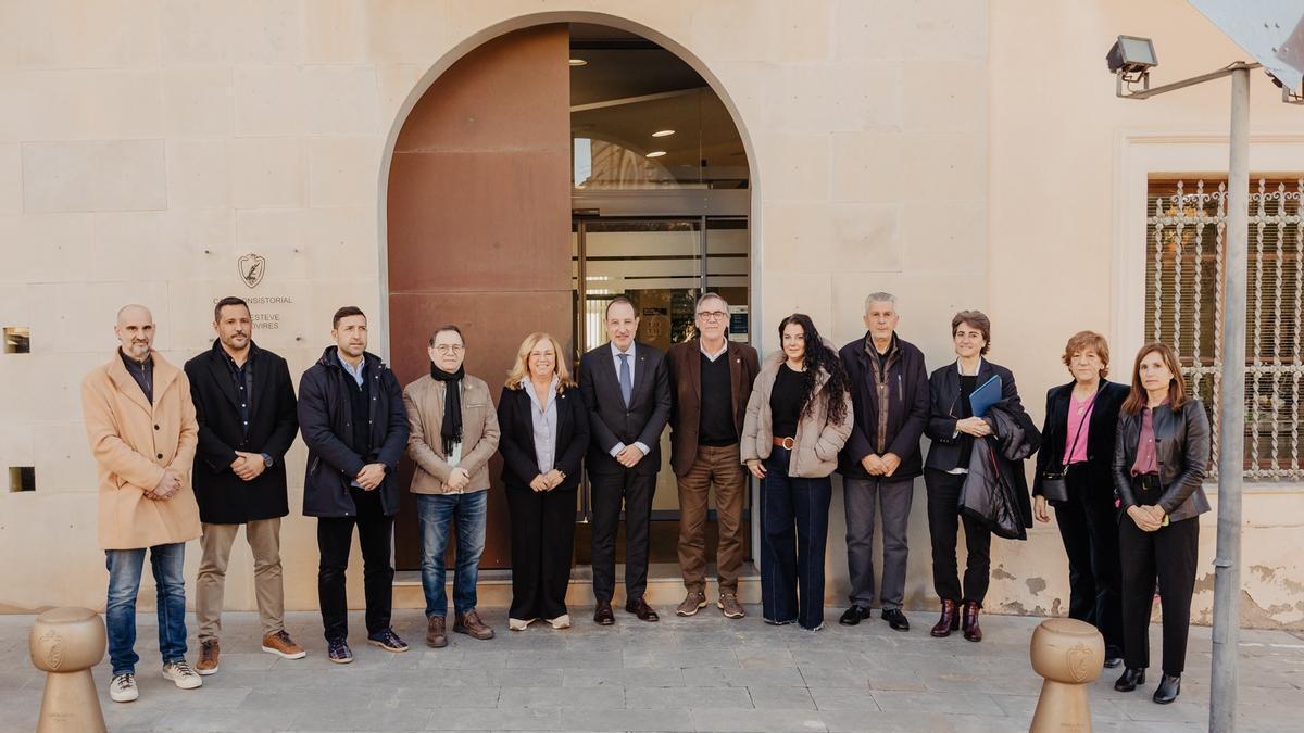 El conseller de Justícia amb representants del l'Ajuntament de Sant Esteve Sesrovires