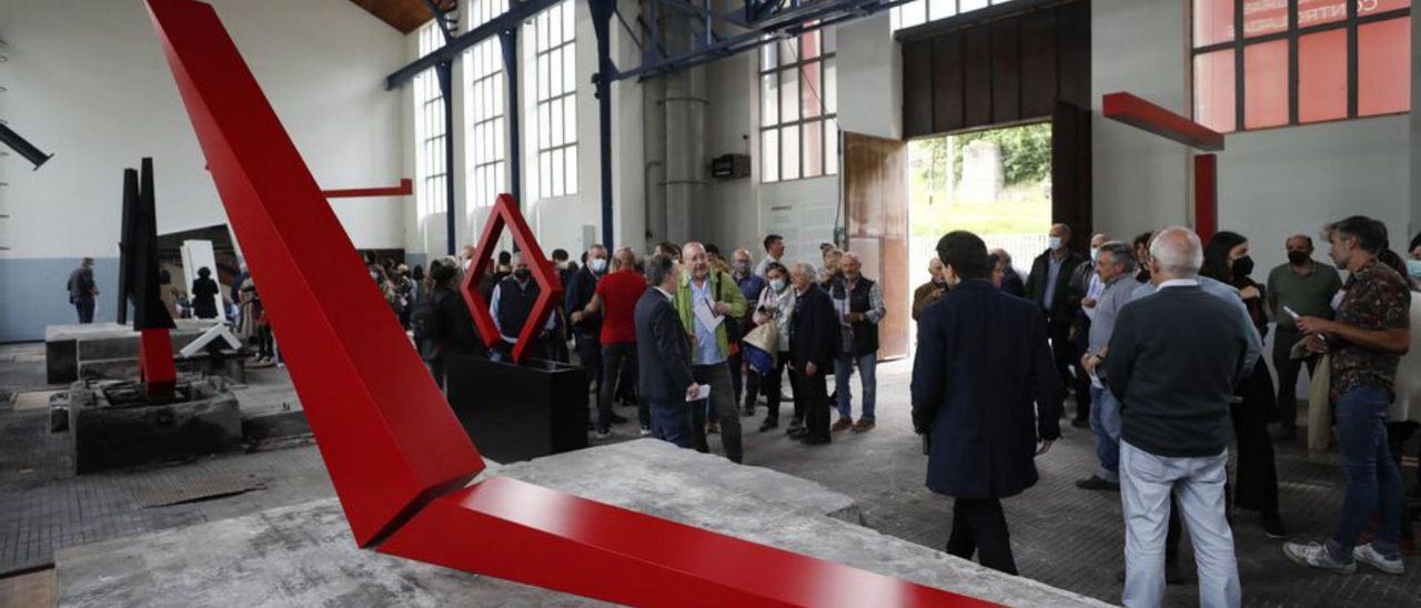 Visitantes en una exposición en el pozo Santa Bárbara. | L. Murias
