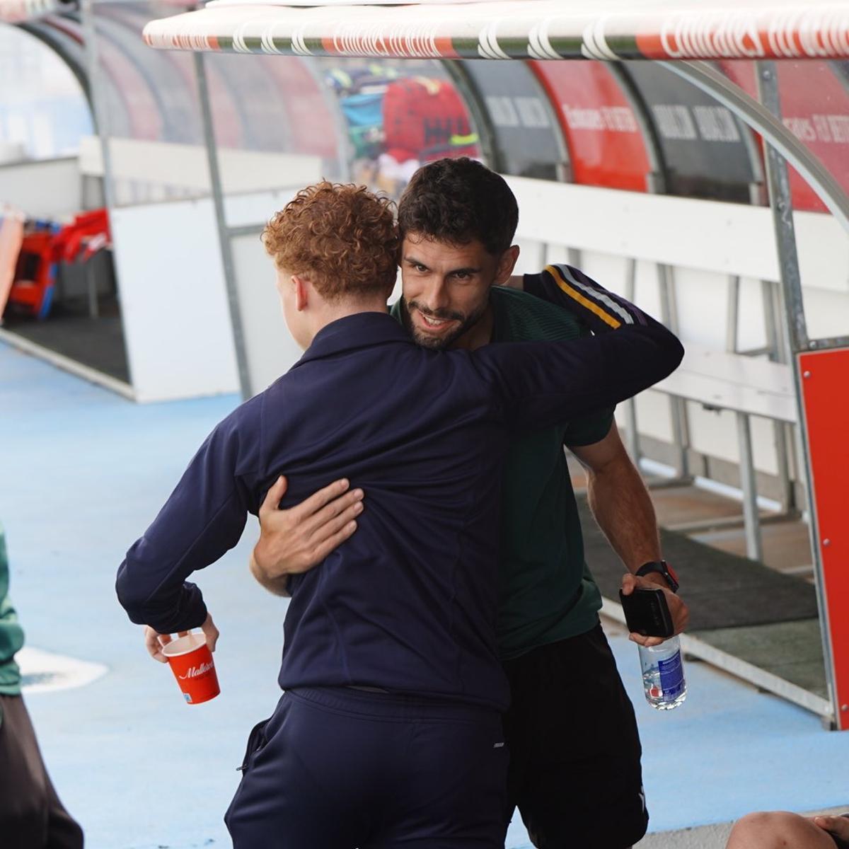 Jeremy de León se reencontróa con sus excompañeros, extécnicos y con los directivos albinegros.