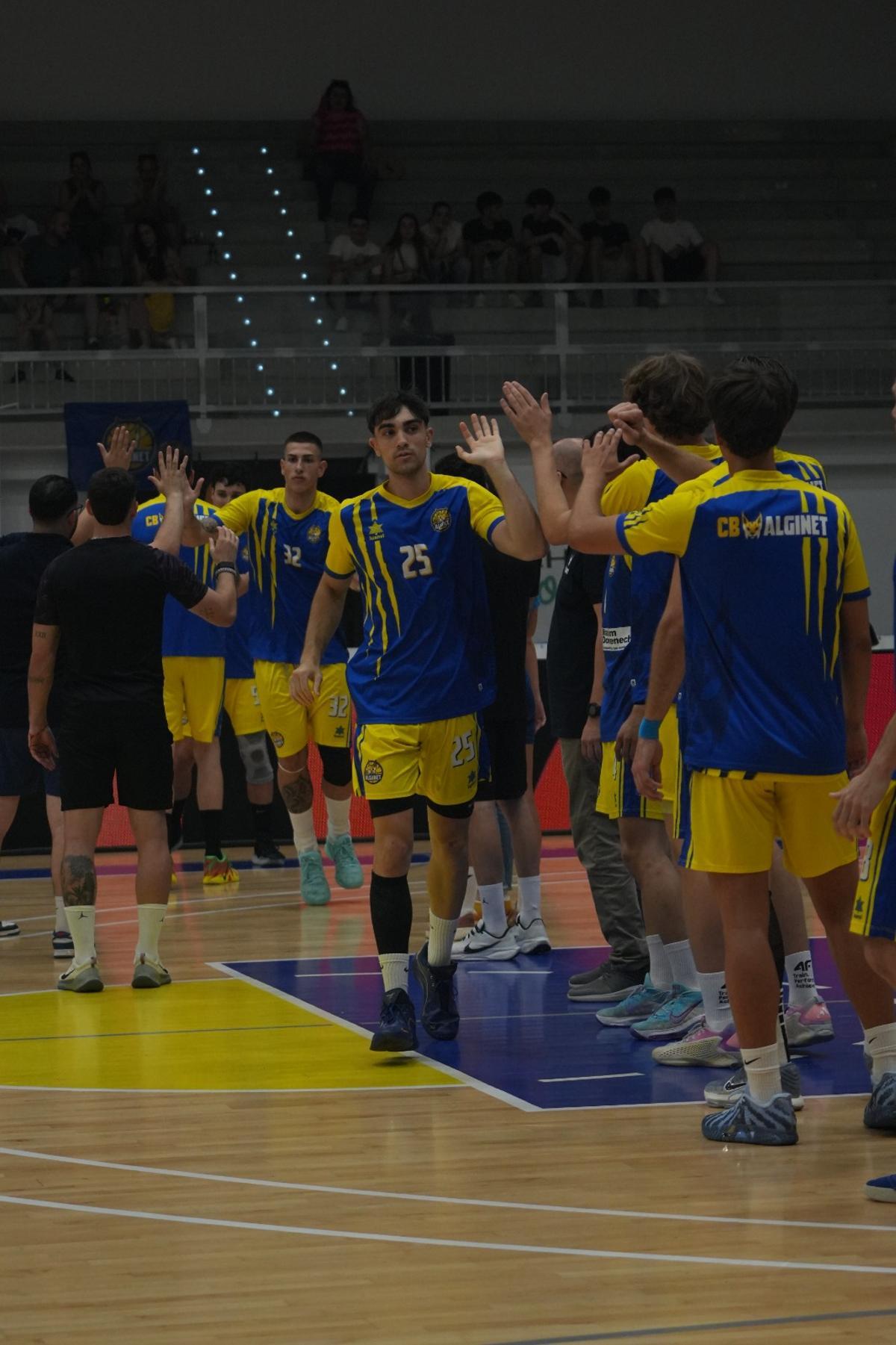 Los jugadores del Rigalli, al inicio del partido.