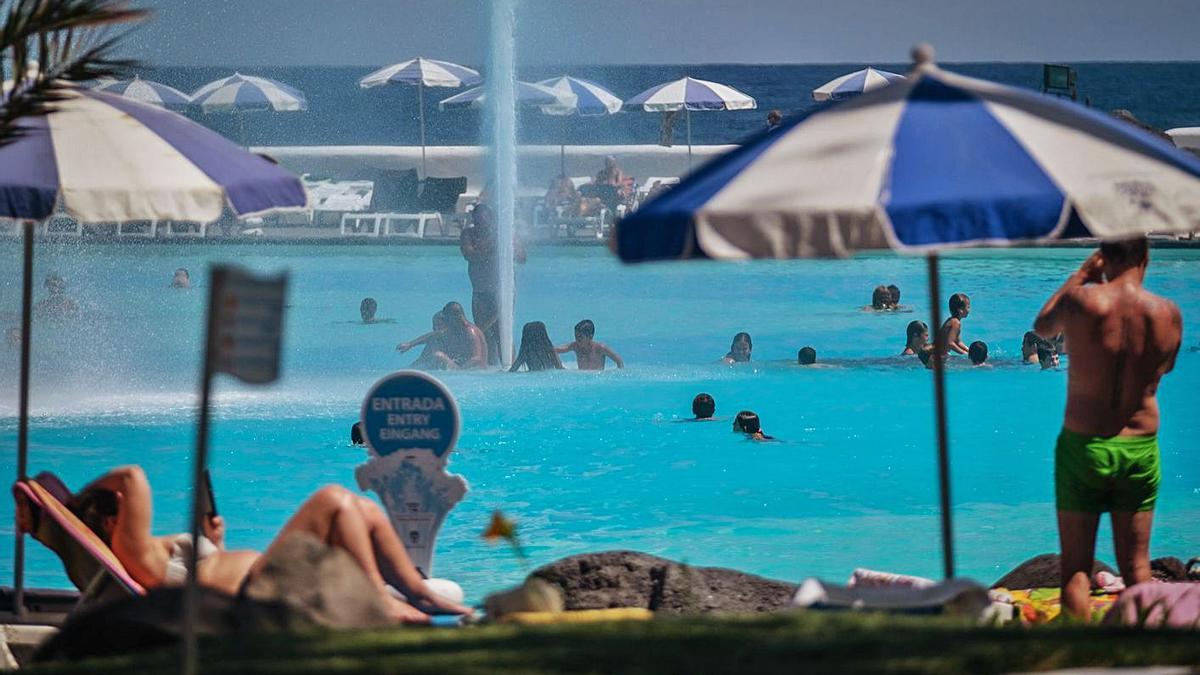 Turistas disfrutan del Lago Martiánez, en Puerto de la Cruz.