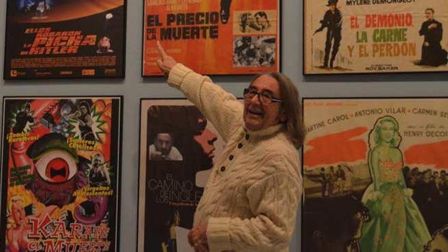 El actor malagueño Lucio Romero, veterano coleccionista de carteles de cine, con una selección de su colección en el Rectorado este mes.