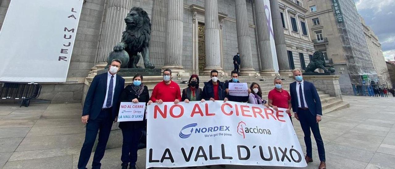 Los miembros del comité de empresa desplazados a Madrid, junto a Vicente Martínez y Óscar Clavell (PP) y Marisa Saavedra (Unidas Podemos), delante del Congreso de los Diputados.