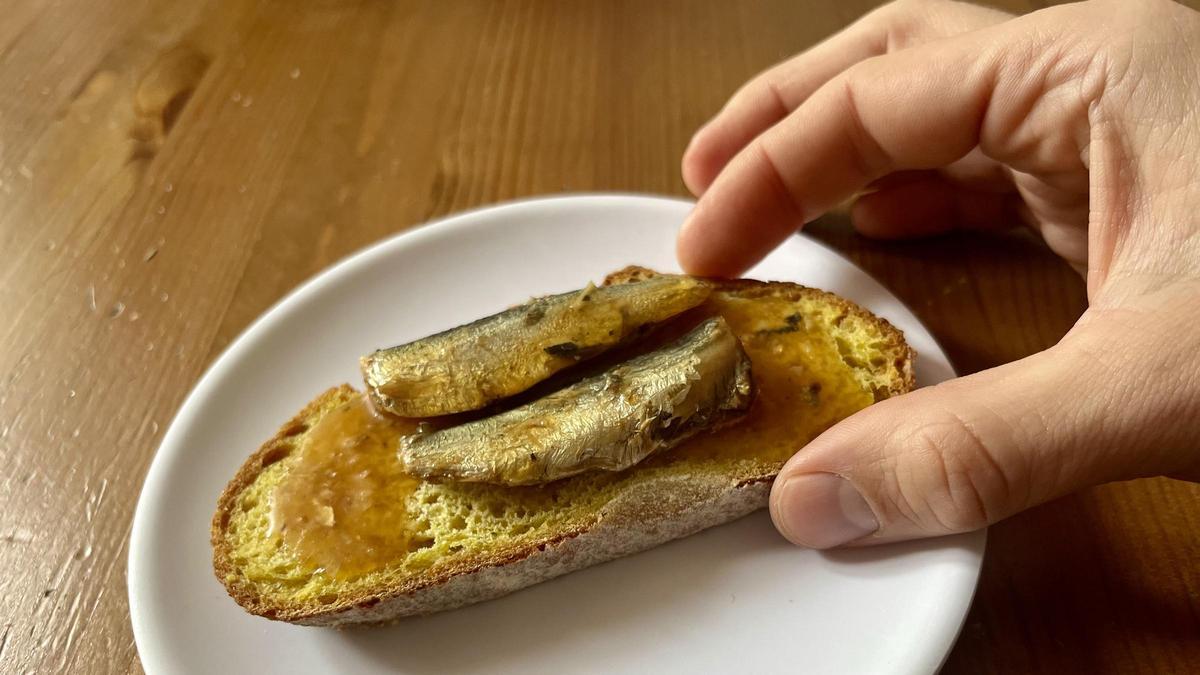 Pan de maíz con sardinilla, una combinación que funciona.