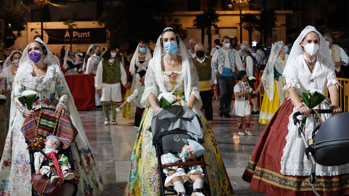 Búscate en el primer día de la ofrenda por la Calle Caballeros de las 21:00 a las 22:00