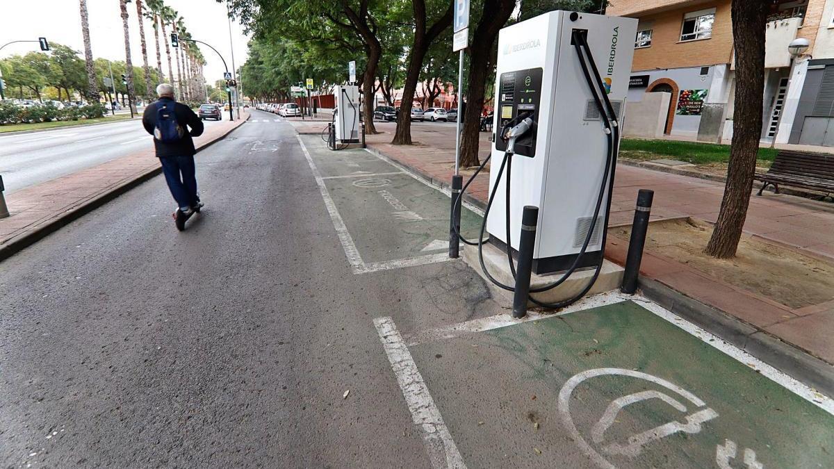 Una estación de recarga de vehículos eléctricos en la avenida de Los Pinos.