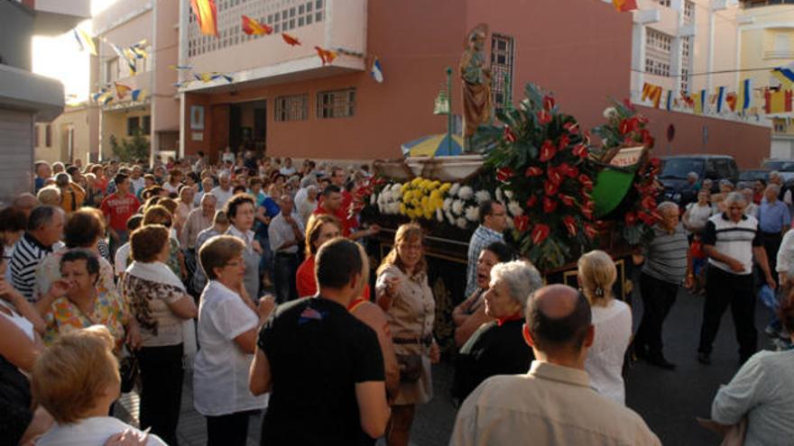 Un momento de la procesión de San Pedro, ayer, por las calles de La Isleta.