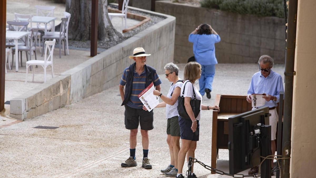 Turistas en el castillo de Xàtiva.
