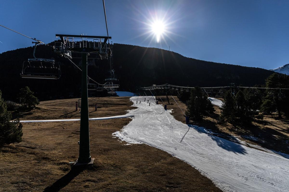 El aumento de las temperaturas significa que la gran mayoría de las estaciones de esquí del mundo ya dependen de la nieve artificial para aumentar la capa de nieve y prolongar la temporada, pero una racha récord de clima templado a fines de diciembre significa que incluso la nieve artificial ya no es posible en algunas áreas como en La Molina