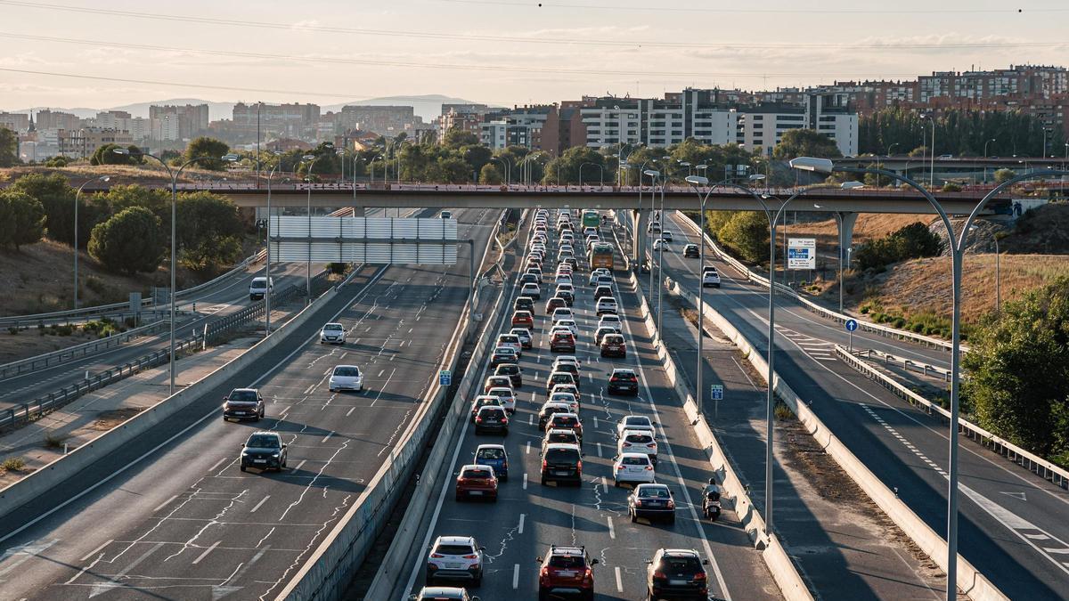 Vehículos circulan por la carretera A3 a la altura del Ensanche de Vallecas durante la operación retorno del verano, a 30 de agosto de 2026, en Pinto, Madrid (España).