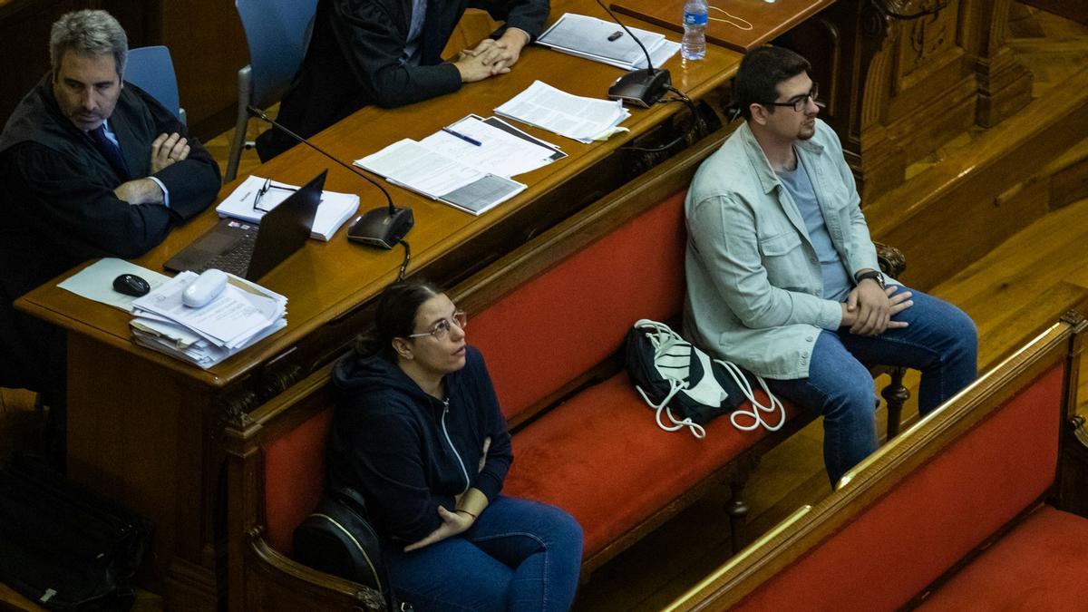 Alba Andreu e Ismael Molina, en el mismo banco de los acusados, pero uno en cada punta.