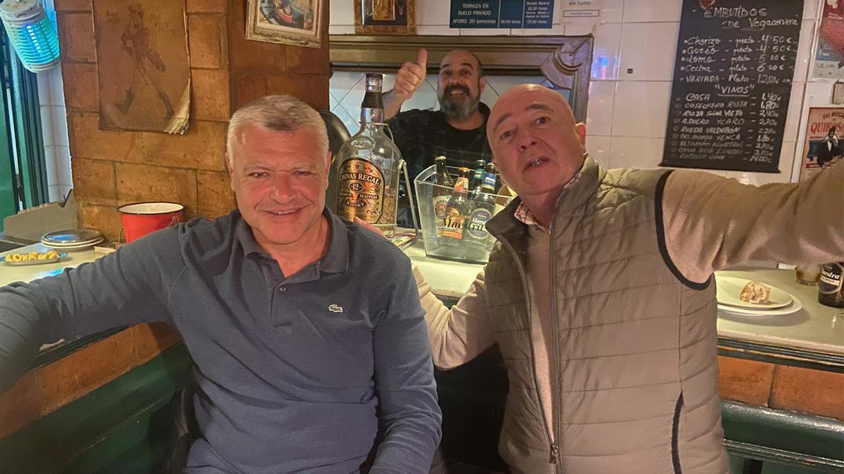 Luis Alonso, al fondo, con dos clientes en la barra.