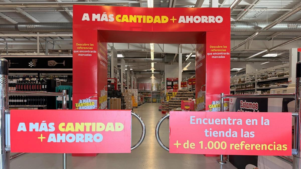 Entrada a un establecimiento de GM Cash, un supermercado mayorista enfocado en la hostelería y la alimentación profesional.