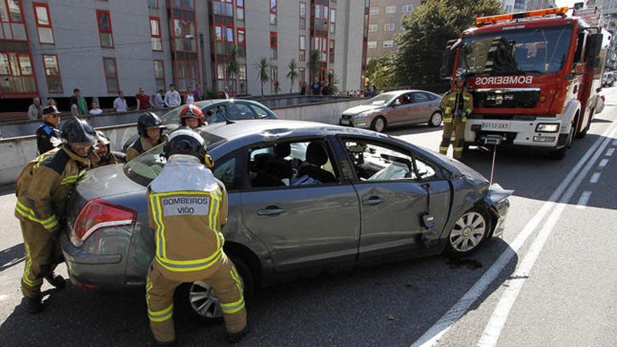 Bomberos de Vigo en una intervención en un accidente en la ciudad, en 2015. // Jorge Santomé