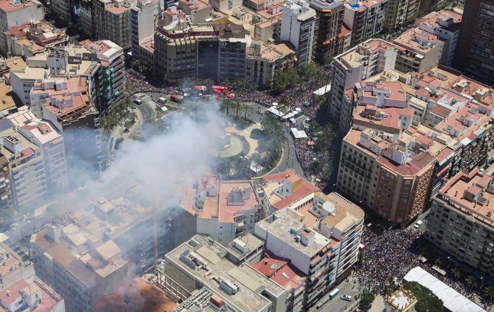 INFORMACIÓN fotografía la mascletà de Fuegos Artificiales del Mediterráneo desde el helicóptero de vigilancia de la Policía Nacional