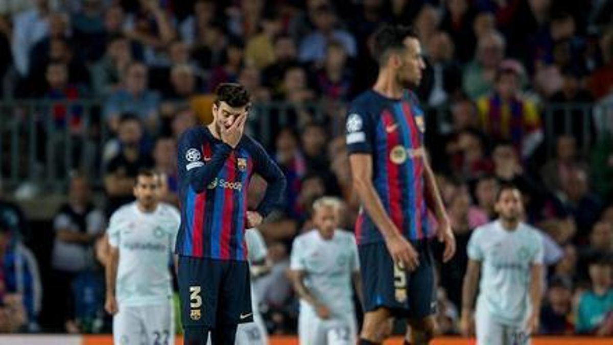 Busquets y Piqué, abatidos tras un gol del Inter en el Camp Nou.