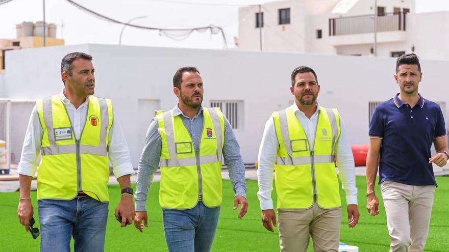 La transformación del campo de fútbol de Altavista &quot;Agapito Reyes Viera&quot;, en Arrecife, a punto para el inicio de la temporada