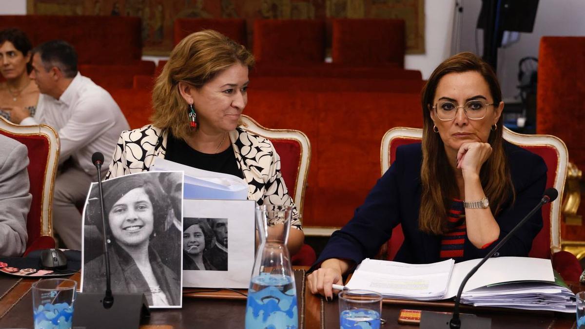Irene Ruiz observa a Yolanda Almagro en su escaño del Palacio de la Merced durante el Pleno del miércoles.