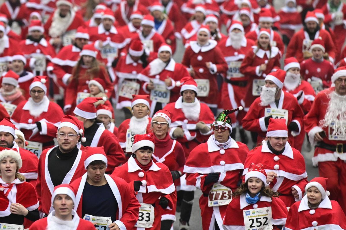 Carrera multitudinaria de papas Noel en Michendorf (Alemania)