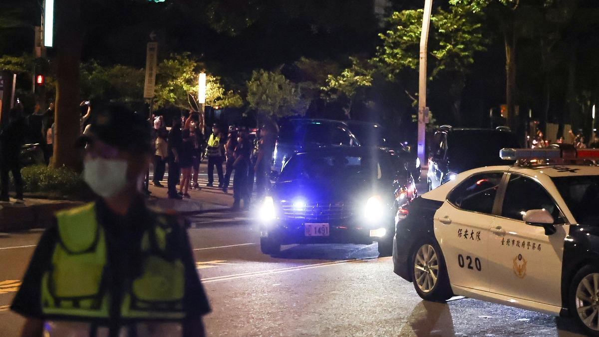 Un convoy que transporta a la presidenta de la Cámara de Representantes de Estados Unidos, Nancy Pelosi, sale del aeropuerto de Songshan en Taipei, Taiwán.