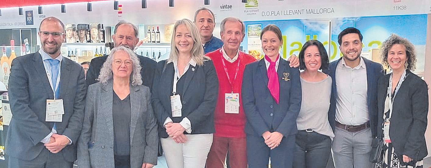 Pilar Amate, consellera de Promoció Económica, junto a los Bodegueros de Pla i Llevant.