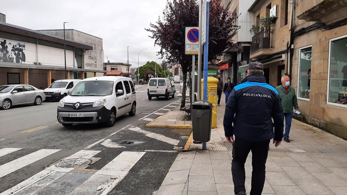 Un agente de la Policía de Bueu, ayer en la Avenida Montero Ríos.