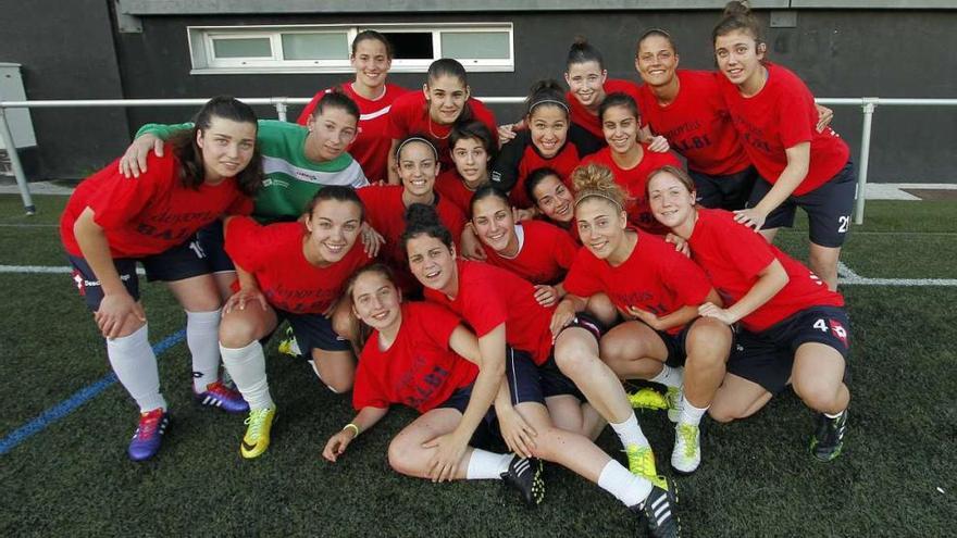 Las jugadoras de El Olivo, ayer antes del entrenamiento del equipo en el campo de Navia. // Jorge Santomé