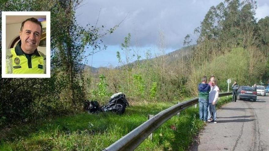 La moto del fallecido arrollada por el kamikaze en su huida en Pravia. En el recuadro, Dámaso Guillén, el guardia civil muerto heroicamente al evitar que el criminal llegase al pelotón ciclista. ROBERTO MENÉNDEZ